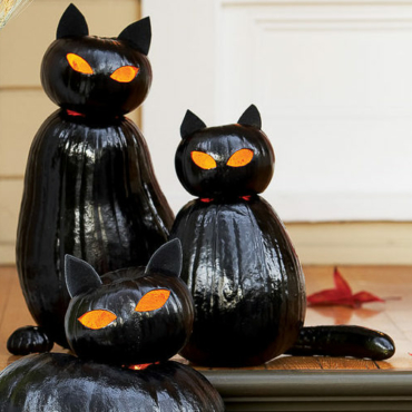 halloween garden ideas with pumpkins painted black to look like cats