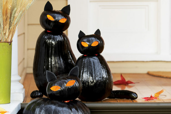 halloween garden ideas with pumpkins painted black to look like cats